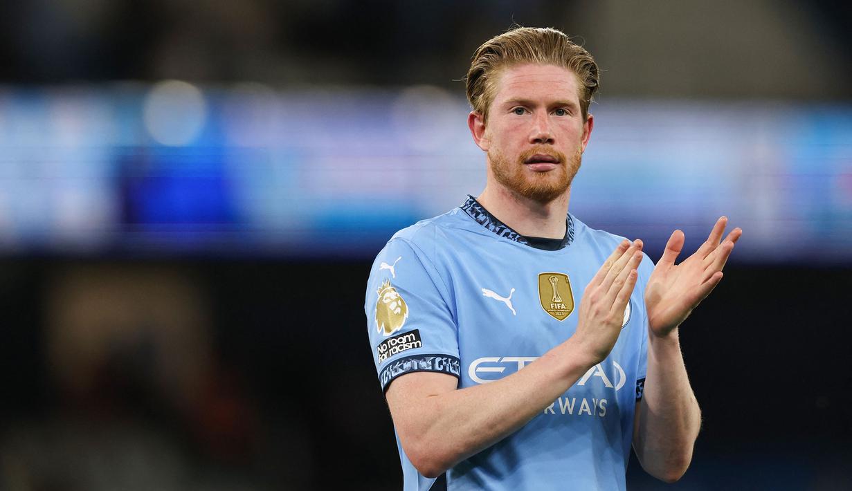 Pemain Manchester City, Kevin De Bruyne merayakan kemenangan timnya atas Wolverhampton dalam laga lanjutan Liga Inggris 2024/2025 di Etihad Stadium, Manchester, Inggris, Jumat (02/05/2025) waktu setempat. (AFP/Darren Staples)