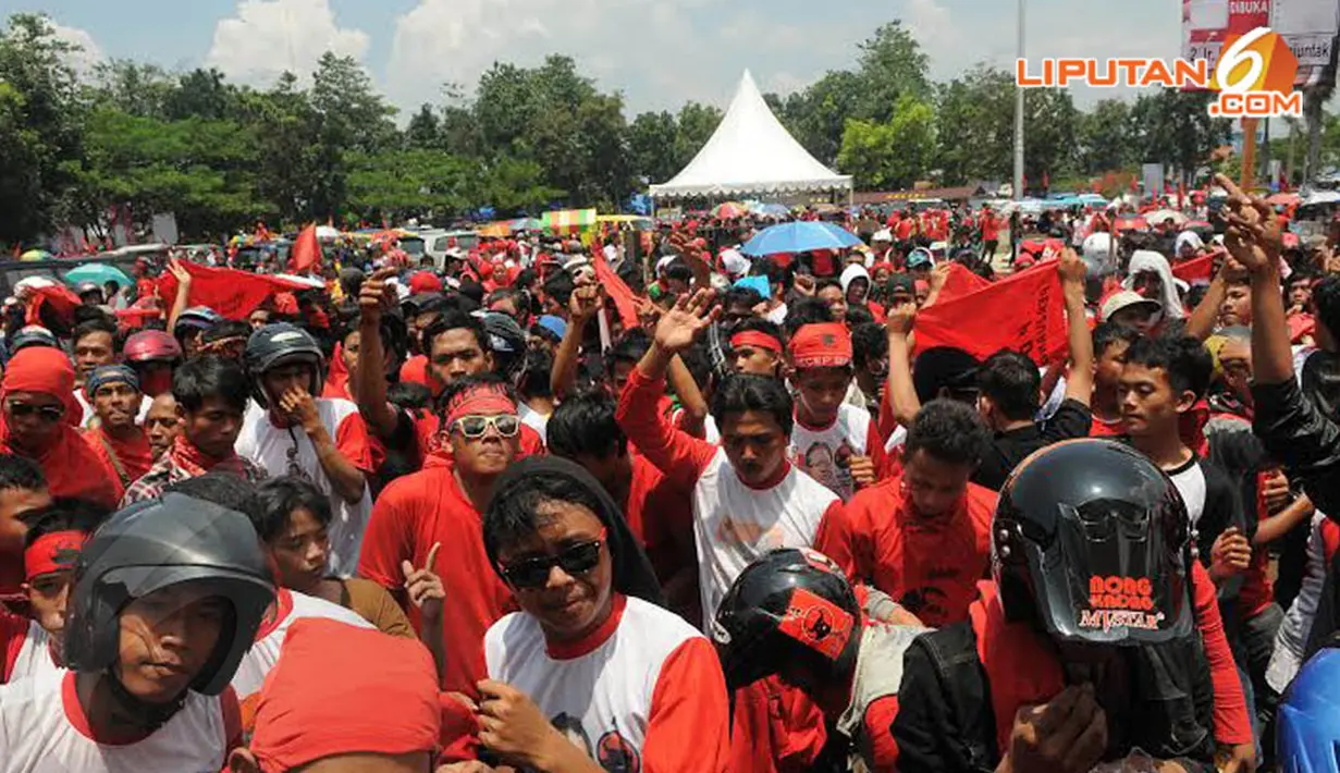 Simpatisan PDIP asyik bergoyang menikmati sajian dangdut yang menjadi hiburannya (Liputan6.com/Herman Zakharia)
