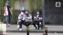 Pekerja sedang menunggu transportasi umum di kawasan Jalan Mh Thamrin, Jakarta, Rabu (25/5/2022). Kawasan Jabodetabek memberlakukan PPKM Level 1 mulai 24 Mei selama dua pekan mendatang. Selama kebijakan berlaku, karyawan di perusahaan sektor non esensial diperbolehkan bekerja dari kantor atau work from office (WFO) dengan kapasitas 100 persen. (Liputan6.com/Herman Zakharia)