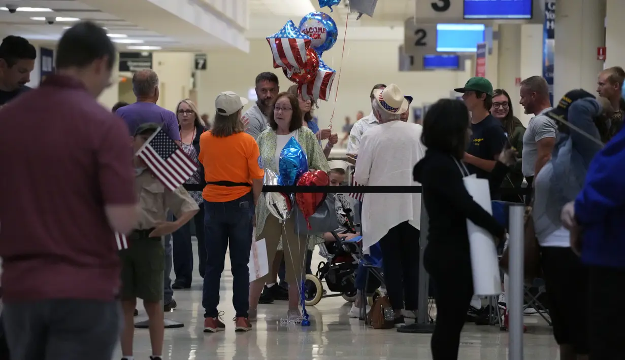 Tornado mendarat pada Rabu malam di dekat Bandara Internasional O'Hare Chicago, membuat para penumpang berlindung dan mengganggu ratusan penerbangan. (AP Photo/Nam Y. Huh)