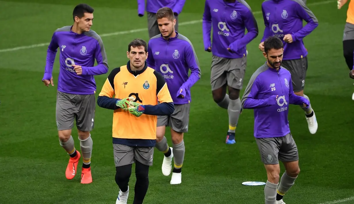 Untung saja tim medis FC Porto bekerja cekatan agar Casillas bisa lewati masa kritis. (AFP/Paul Ellis)