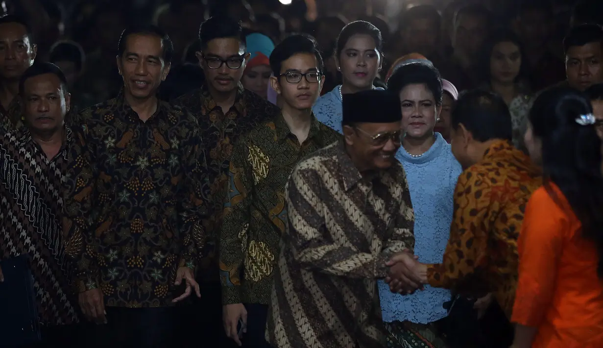 Mereka pun langsung disambut pihak calon penganten wanita, dan dipersilahkan masuk ke dalam rumah. (Galih W. Satria/Bintang.com)