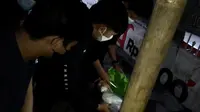 Polisi menangkap tersangka dan mengamankan barang bukti sabu seberat 680 gram di Kuburan Cina Tanah Cepe, Kecamatan Karawaci, Kota Tangerang. (Liputan6.com/Pramita Tristiawati)