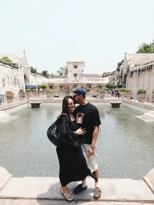 Siti Badriah & Krisjiana Baharudin berwisata di Taman Sari Yogyakarta - instagram.com/krisjianabah