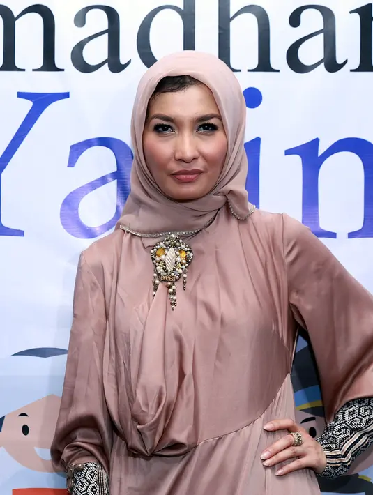 Artis sekaligus anggota dewan, Arzeti Bilbina memilih tema kesederhanaan dalam acara buka bersama anak yatim kali ini. (Bintang/Tresapata Wimbarsana)