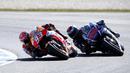 Pebalap Honda Marc Marquez bersaing ketat dengan pebalap Yamaha Jorge Lorenzo di  sirkuit Philip Island, Australia, Minggu (18/10/2015). (REUTERS/Brandon Malone)