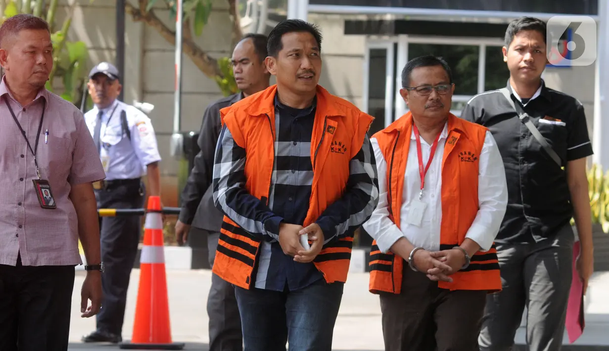 Terpidana mantan anggota DPR F-Golkar Bowo Sidik Pangarso (tengah) dan Bupati Indramayu Supendi (kanan) tiba di Gedung KPK, Jakarta, Senin (21/10/2019). Bowo diperiksa terkait suap distribusi pupuk, sedangkan Supendi terkait suap pengaturan proyek Pemkab Indramayu. (merdeka.com/Dwi Narwoko)