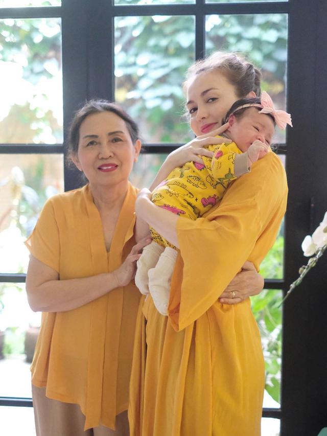 Sudah Jadi Ibu, Ini 6 Momen Rianti Cartwright Asuh Baby Rose