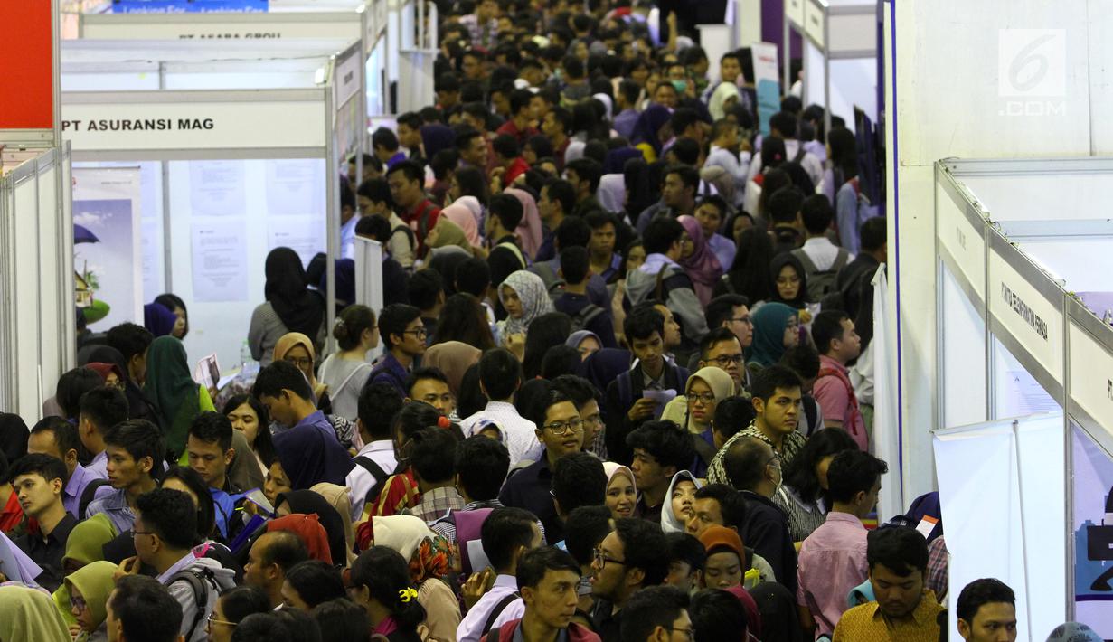 Ribuan orang berdesakan memasukkan lamaran saat bursa kerja di Jakarta, Rabu (24/1). Pemerintah optimis dapat terus menurunkan angka pengangguran dengan berbagai strategi dan program kerja. (Liputan6.com/Angga Yuniar)