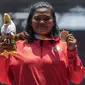 Atlet tolak peluru Indonesia, Suparniyati, tampak gembira usai meraih medali emas Asian Para Games 2018 di SUGBK, Jakarta, Senin (8/10/2018). (Bola.com/Vitalis Yogi Trisna)