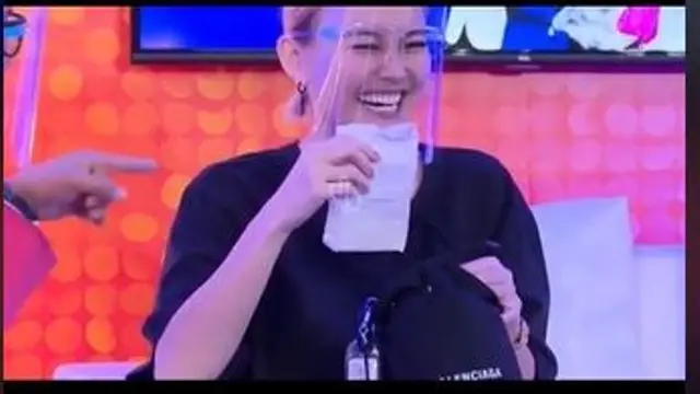 Punya Banyak Barang Mewah, Dompet Agnez Mo Ternyata Tipis dan Sobek