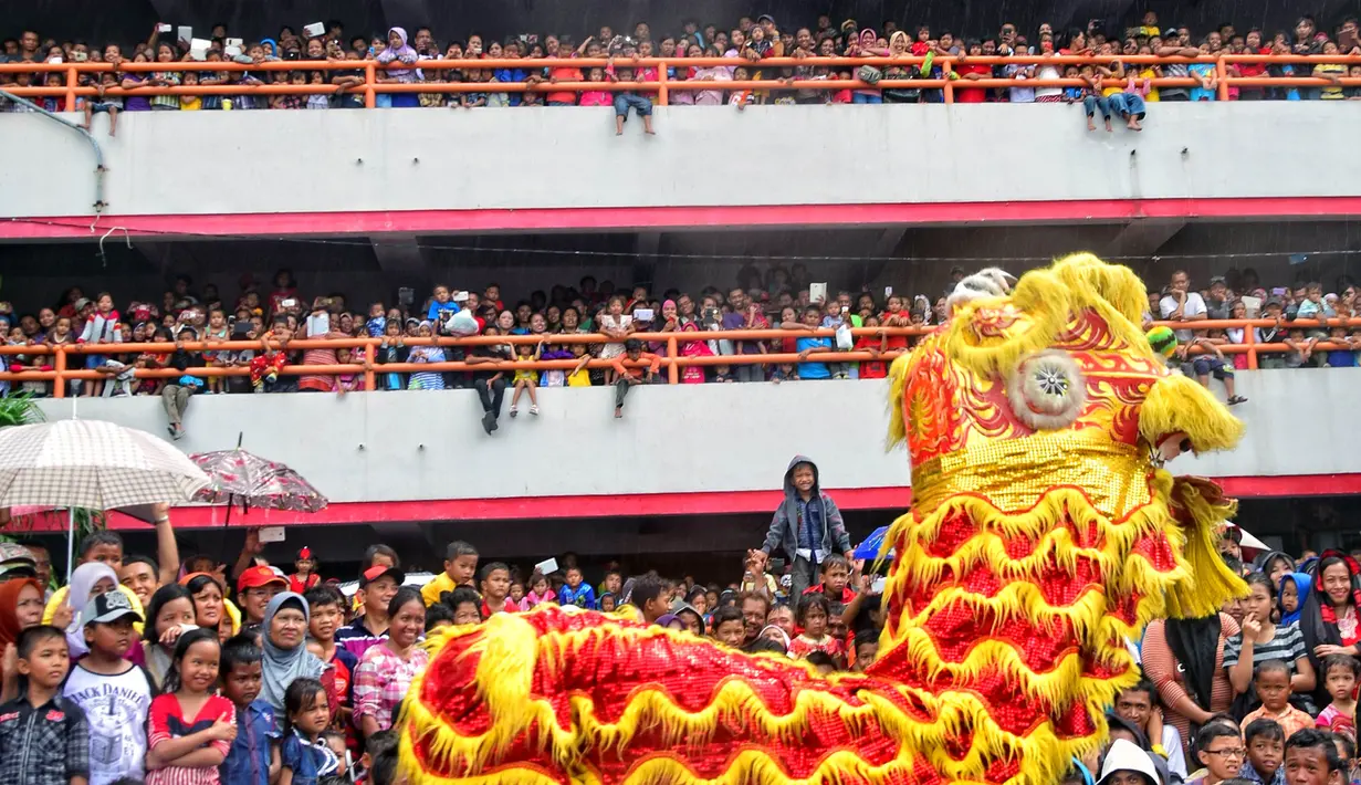 Warga memadati halaman parkir untuk melihat pertunjukan pentas barongsai dan liong di dekat gedung Sri Ratu, Semarang, (8/2). ). Atraksi barongsai dan liong tersebut memang merupakan agenda rutin tahunan. (Gholib)