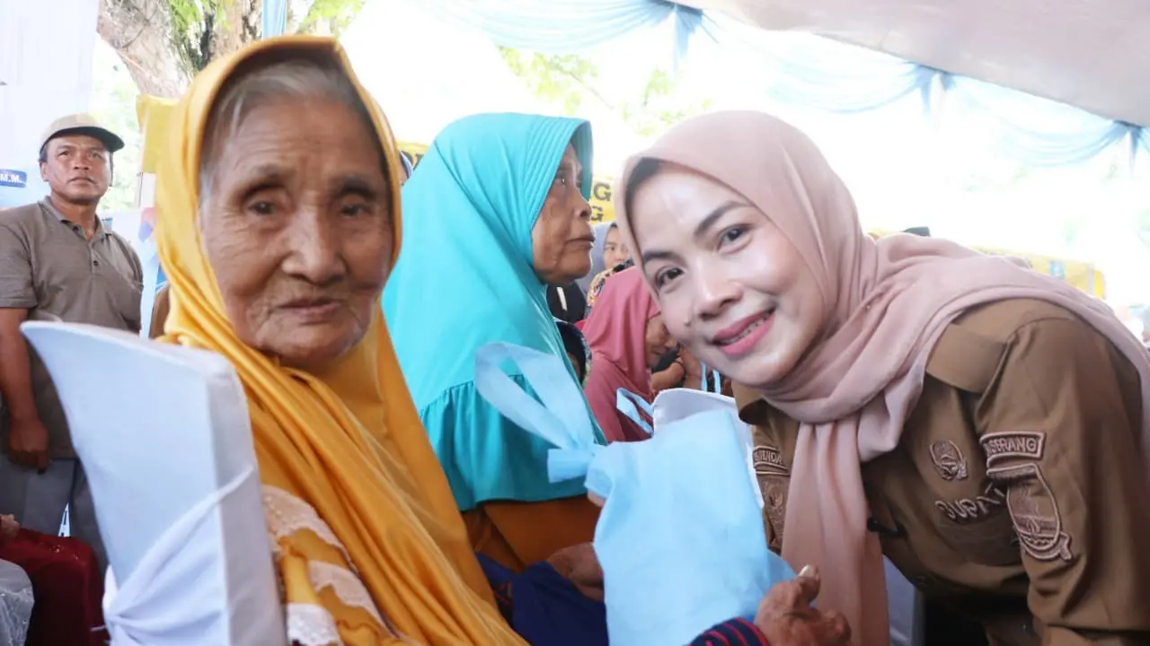 Sinergi dan Kolaborasi di HUT ke-499, Bupati Serang Turun Langsung Bagikan Sembako untuk Warga