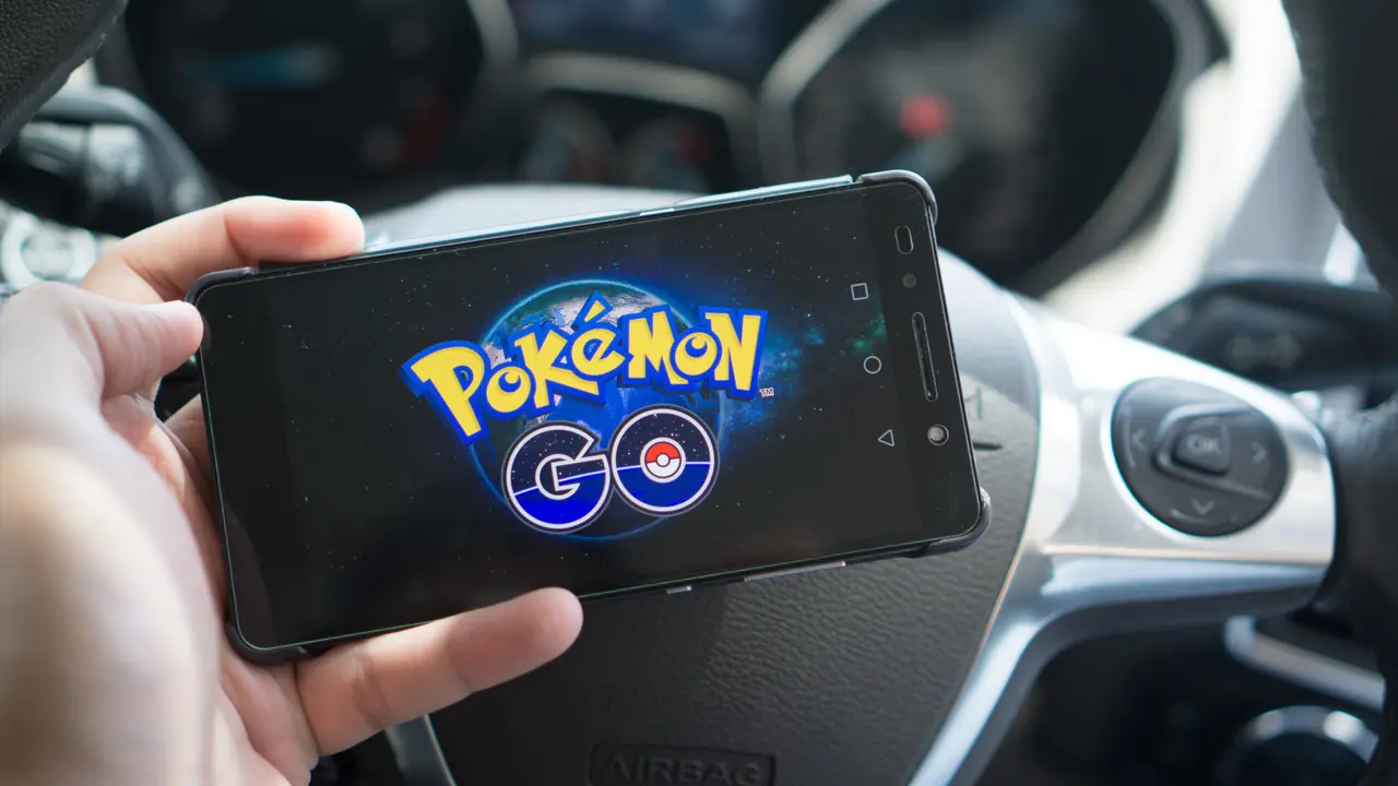 Demam Pokemon, Mobil Polisi Ini Melintas Sambil Dengar Lagunya