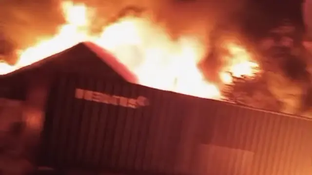 Pabrik sandal Swallow terbakar. (Liputan6.com/Reza Efendi)