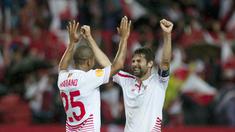 Pemain Sevilla, Mariano Ferreira (kiri) dan rekannya  Coke merayakan kemenangan atas Shakhtar Donetsk pada leg kedua semifinal Liga Europa di Stadion Ramon Sanchez Pizjuan, Sevilla, Jumat (6/5/2016) dini hari WIB. (AFP/Jorge Guerrero)