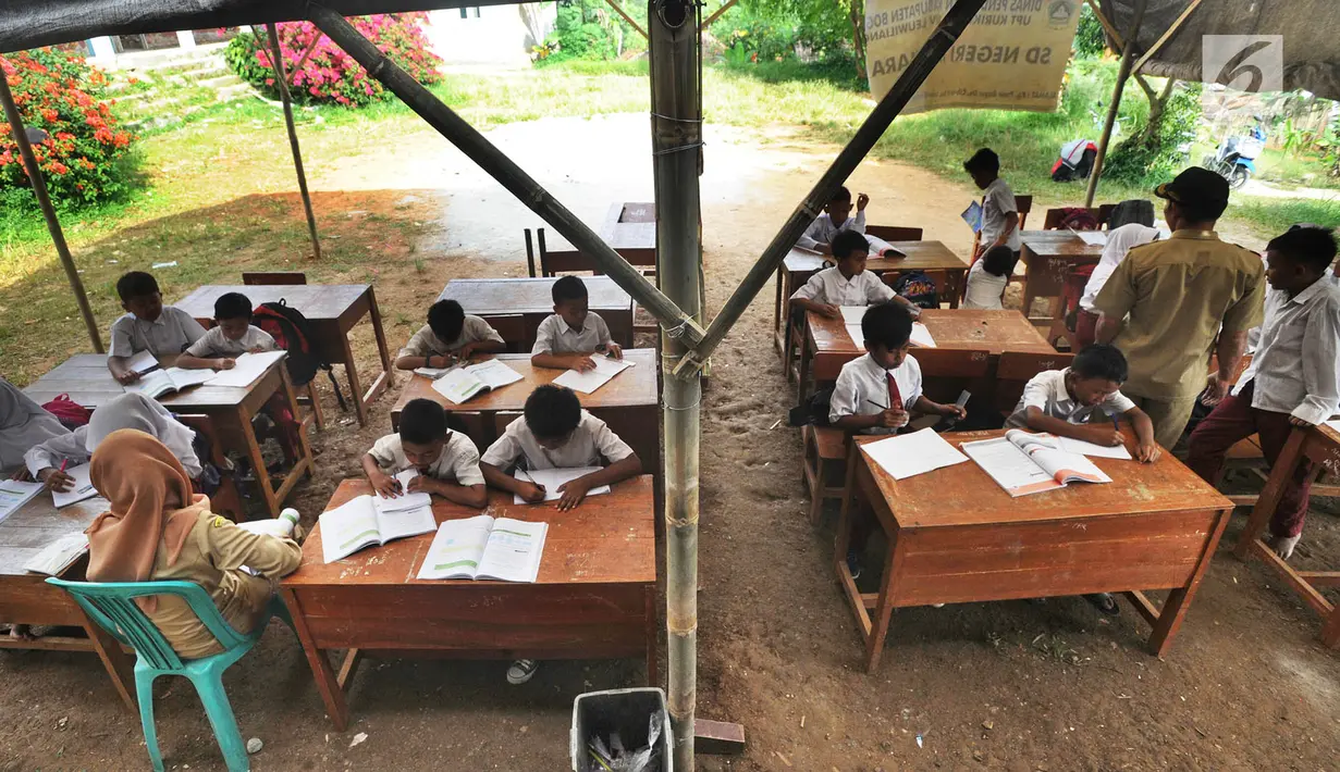 Aktivitas belajar mengajar di luar ruangan murid Sekolah Dasar Negeri (SDN) Mutiara di Kampung Pasir Bayur, Cibeber II, Bogor, Selasa (3/4). Di sekolah itu, hanya tersisa 2 ruangan yang dipergunakan bagi kelas 6 dan ruangan guru. (Merdeka.com/Arie Basuki)