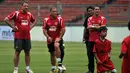 Michael Owen (kanan) bersama beberapa pemain United Red melihat dan memberikan materi secara langsung pada sekitar 80 peserta (Liputan6.com/ Helmi Fithriansyah)