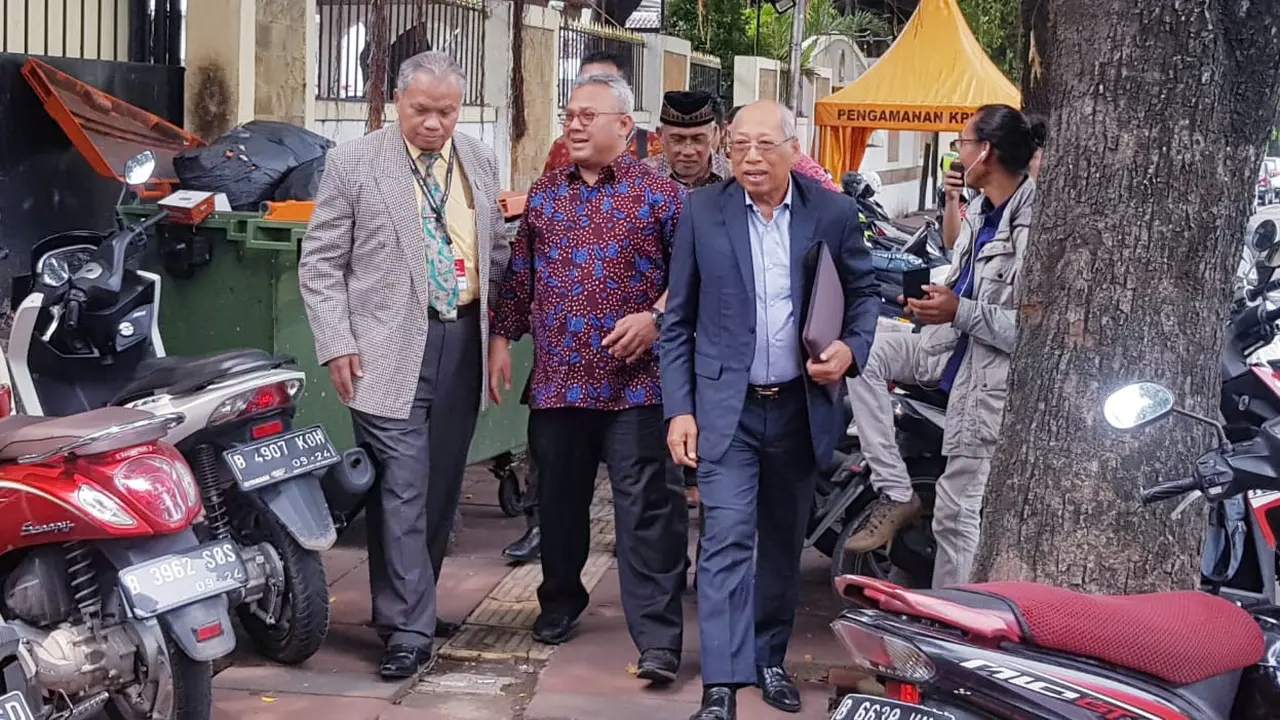 Tim hukum PDIP menyambangi Komisi Pemilihan Umum (KPU)