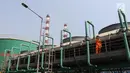 Petugas melakukan pengecekan di Unit Pembangkitan Muara Karang, Jakarta, Rabu (31/7/2019). Setiap tahunn UP Muara Karang berhasil membangkitkan energi listrik rata-rata 7.900 GWh yang disalurkan melalui Saluran Udara Tegangan Tinggi 150 kV ke sistem interkoneksi Jawa Bali (Liputan6.com/Angga Yuniar)
