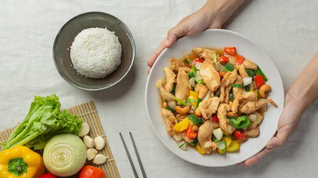 Sudah tau Kapan Jam Makan Siang? Ini Aturan Jam Makan Siang yang Tepat untuk Kesehatan Tubuh (Foto dok : Freepik/jcomp)