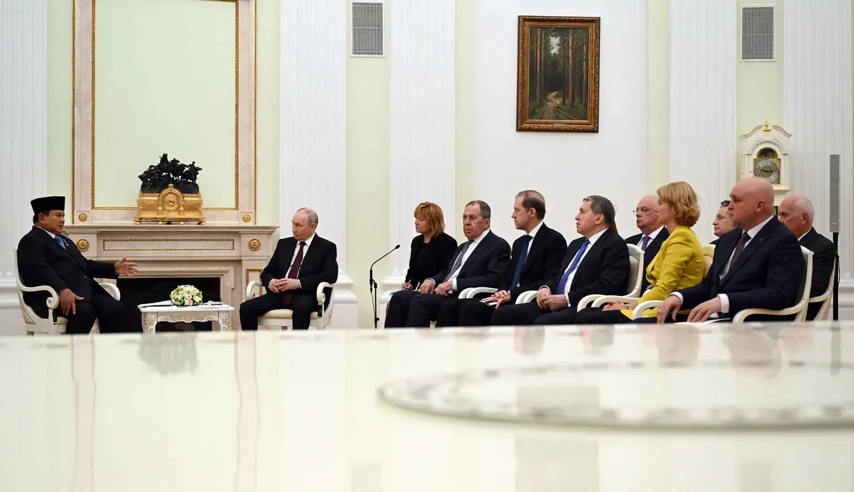 Dalam pertemuan bilateral ini, Presiden Prabowo didampingi oleh Menteri Luar Negeri Sugiono, Menteri ESDM Bahlil Lahadalia, dan Sekretaris Kabinet Teddy Indra Wijaya. Tampak dalam foto, Presiden Republik Indonesia, Prabowo Subianto (kiri) saat melakukan pertemuan dengan Presiden Rusia Vladimir Putin di Istana Kremlin, Moskow pada Senin 13 April 2026. (Igor IVANKO/POOL/AFP)
