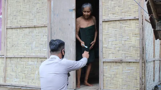 Aksi Pak Bhabin Supriyadin saat membagi-bagi uang kepada warga Bara, Dompu, yang merupakan hadiah dari Gubernur NTB. (Foto: Liputan6.com/Miftahul Yani)