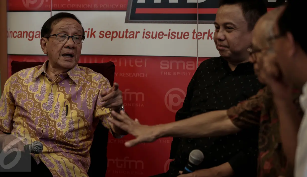 Mantan ketua umum Partai Golkar Akbar Tanjung (kiri) saat menjadi pembicara pada diskusi dengan tema "Akhirnya Golkar Bisa Gelar Munaslub" di Jakarta, Sabtu (6/5/2016). (Liputan6.com/Faizal Fanani)