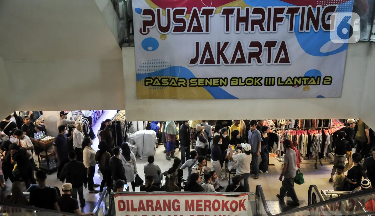 Bursa pakaian impor bekas atau thrifting hingga kini masih diburu warga untuk kebutuhan menjelang Lebaran Idul Fitri. (merdeka.com/Iqbal S. Nugroho)