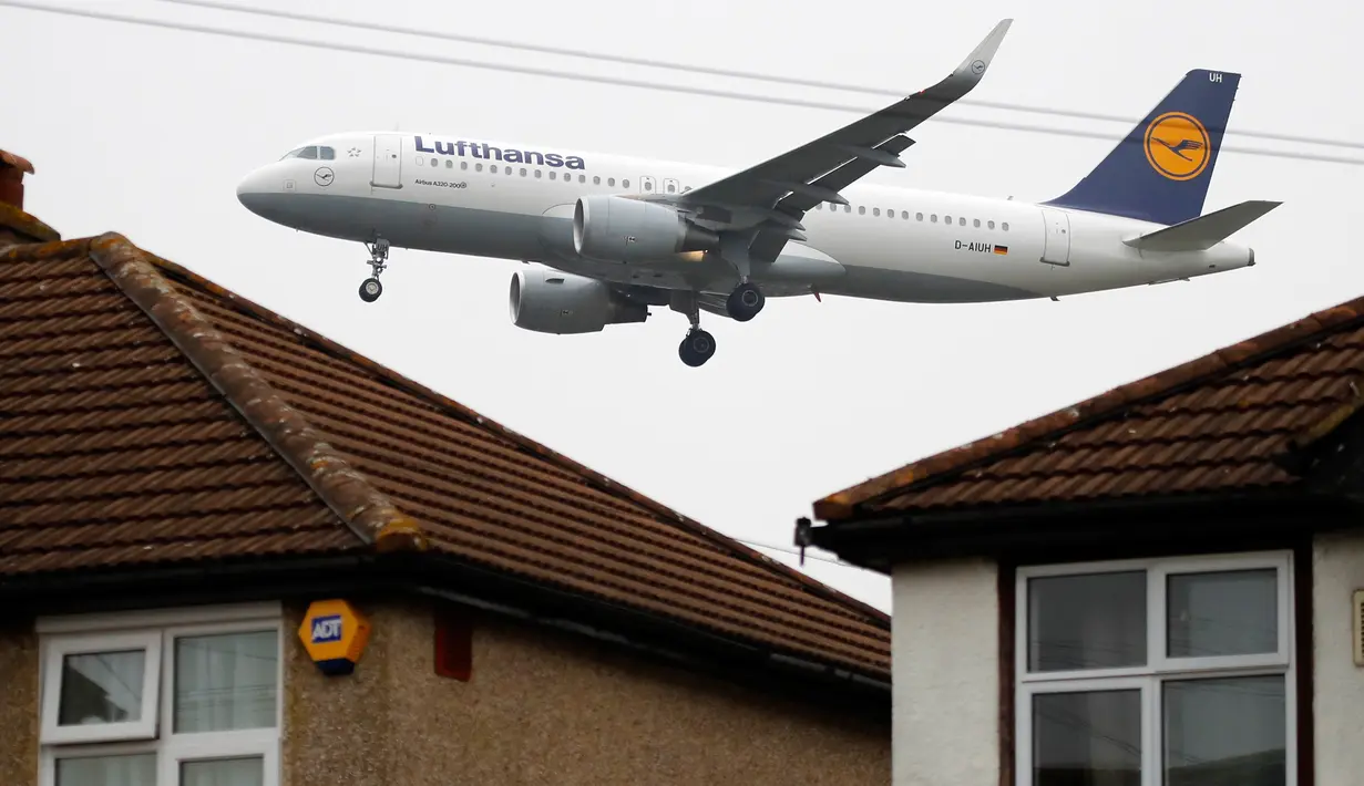 Pesawat Lufthansa melintasi atap rumah saat akan mendarat di Bandara Heathrow, London, 25 Oktober 2016. Sekitar 1.200 pesawat yang datang dan pergi dari Bandara Heathrow harus melewati kawasan perumahan di Myrtle Avenue. (AP Photo/Frank Augstein)