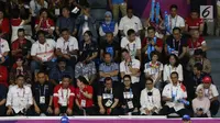 Ketua PBSI yang juga Menko Polhukam, Wiranto (kiri) bersama sejumlah menteri kabinet kerja saat menyaksikan final bulu tangkis putra perseorangan Asian Games 2018 di Istora GBK, Jakarta, Selasa (28/8). (Liputan6.com/Helmi Fithriansyah)