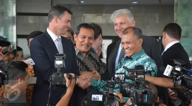 Menteri Kehakiman Australia Michael Keenan dan Pimpinan KPK Agus Rahardjo usai melakukan nota kesepakatan di Gedung KPK, Jakarta, Kamis (2/2). (Liputan6.com/Helmi Afandi)