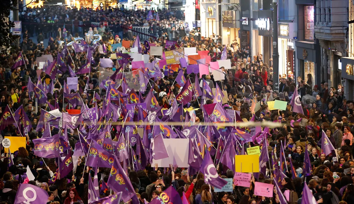 Ribuan pengunjuk rasa memperingati Hari Perempuan Internasional di Istanbul, Turki, Jumat (8/3). Massa mengecam kekerasan dan mendesak kesetaraan hak. (AP Photo/Lefteris Pitarakis)