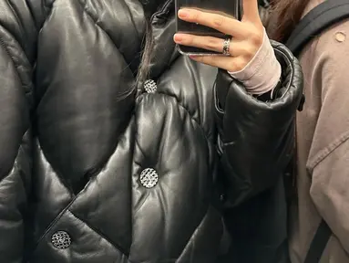 Jennie saat mirror selfie dalam sebuah lift. Personel girlband Blackpink ini seringkali membagikan potret mirror selfienya di akun Instagram pribadinya. (Instagram/@jennierubyjane)
