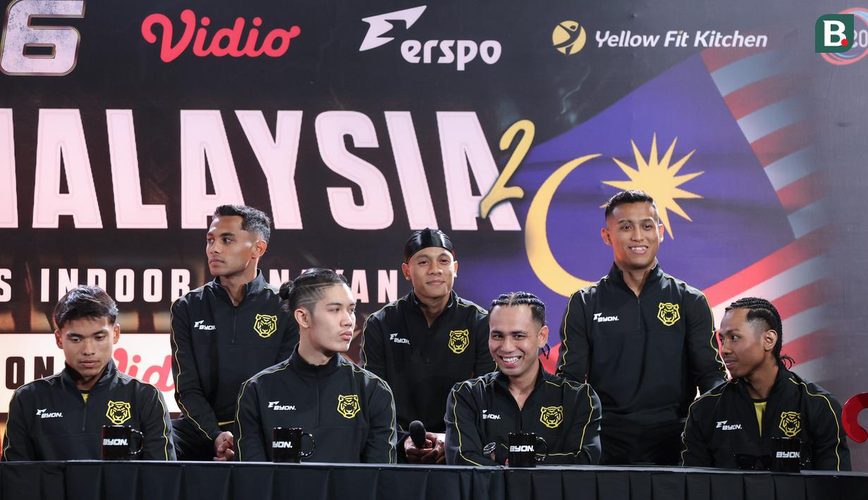 Petarung Malaysia foto bersama saat jumpa pers Byon Combat Showbiz Vol. 6: Indonesia vs Malaysia II di Tennis Indoor Senayan, Jakarta, Jumat (21/11/2025). (Bola.com/M Iqbal Ichsan)