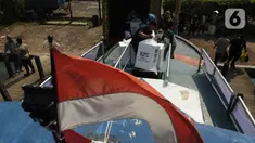 Pekerja bersama Petugas Komisi Pemilihan Umum (KPU) melakukan pendistribusian logistik pemilu dari gudang logistik Jakarta Utara menuju ke Kabupaten Kepulauan Seribu di Dermaga 1 Marina Ancol, Jakarta, Jumat (9/2/2024). (merdeka.com/Imam Buhori)