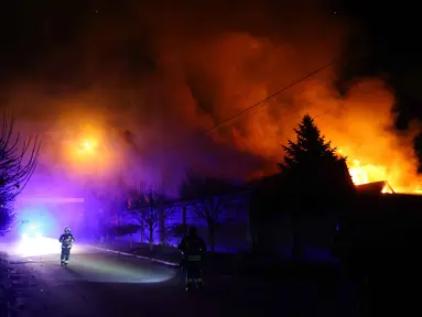 Tim penyelamat bekerja di lokasi serangan Rusia di Zaporizhzhia, Ukraina, Selasa 25 November 2025. Serangan pesawat tanpa awak atau drone Rusia kembali mengguncang Zaporizhzhia, Ukraina. (AP Photo/Kateryna Klochko)