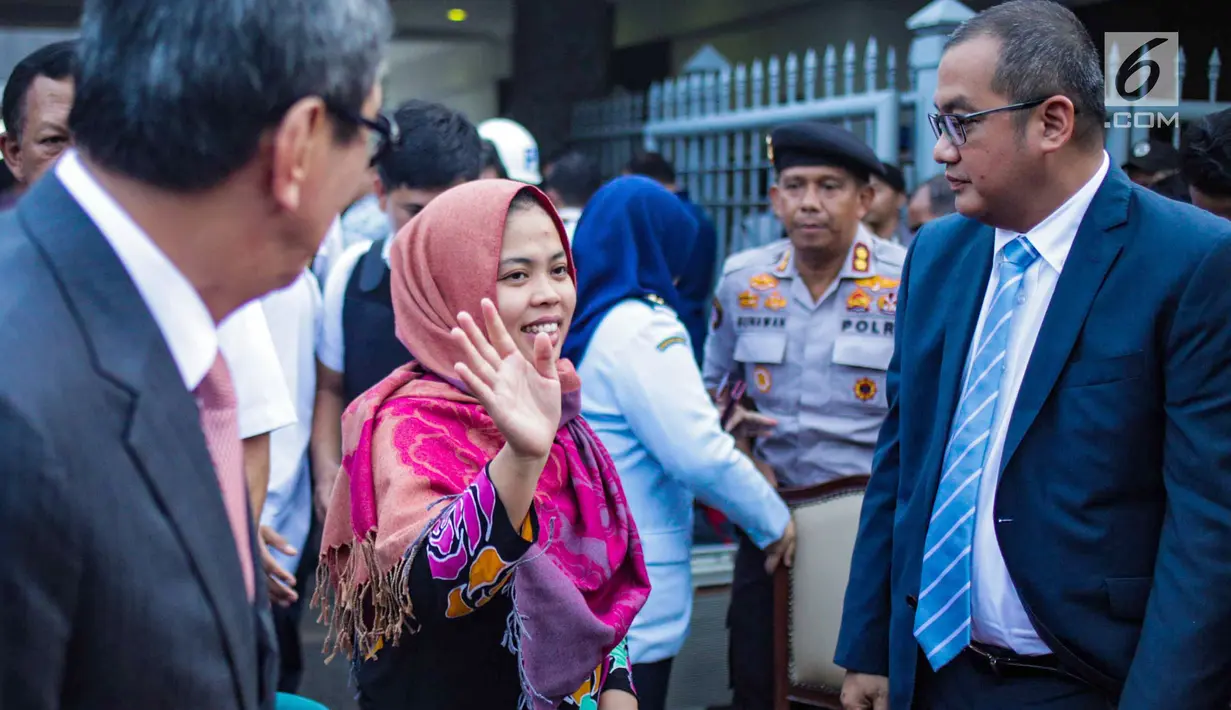 Siti Aisyah didampingi Menteri Hukum dan HAM Yasonna Laoly tiba di Bandara Halim Perdanakusuma, Jakarta, Senin (11/3). Siti Aisyah dibebaskan oleh Pengadilan Tinggi Shah Alam terkait kasus dugaan pembunuhan Kim Jong-Nam. (Liputan6.com/Faizal Fanani)