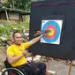 Zainudin, pegawai difabel yang bekerja di Polres Tangsel dan meraih medali perunggu di Peparnas Papua 2021. (Foto:Liputan6/Pramita Tristiawati)