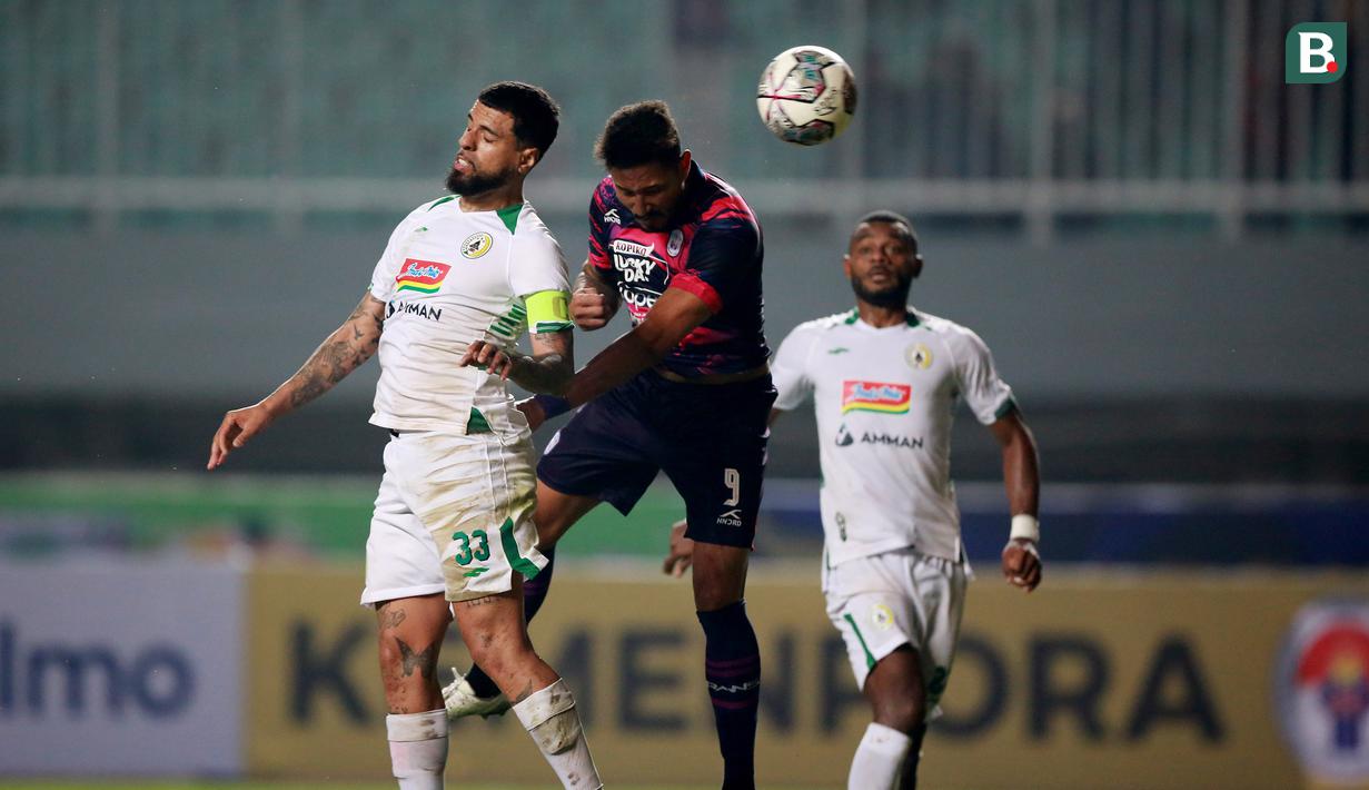 <p>&nbsp;Pemain RANS Nusantara FC, Wander Luiz (tengah) berduel udara dengan pemain PSS Sleman, Tallysson Duarte dalam laga pekan ke-2 BRI Liga 1 2022/2023 antara RANS Nusantara FC melawan PSS Sleman di Stadion Pakansari, Bogor, Jumat (29/7/2022) malam WIB. (Bola.com/M Iqbal Ichsan)</p>