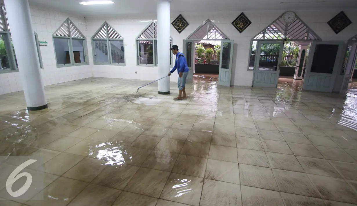 Seorang warga mengeluarkan air saat banjir menggenangi Mesjid An Nur di kawasan Pasar Minggu, Jakarta, Selasa (4/10). Banjir yang rutin menggenangi kawasan tersebut menyebabkan aktivitas warga serta ibadah terganggu. (Liputan6.com/Immanuel Antonius)