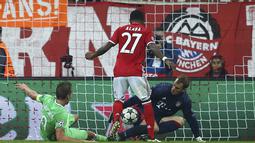 Kiper Bayern Munchen, Manuel Neuer, mengamankan bola sepakan pemain PSV Eindhoven, Siem de Jong, pada laga grup D Liga Champions di Allianz Arena, Munich, Kamis (20/10/16) dini hari WIB. (Reuters/Michael Dalder)