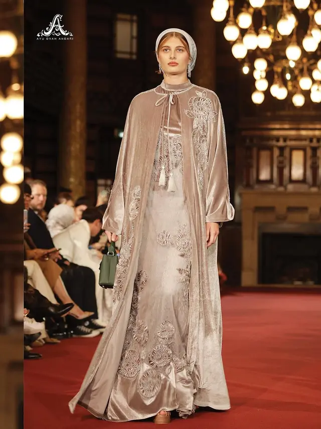 Kolaborasi Ayu Dyah Andari dan Putri Zulkifli Hasan, Tampilkan Koleksi Bertema Perempuan Tangguh di London Fashion Week