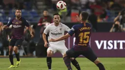 Gelandang Sevilla, Pablo Sarabia, berebut bola dengan bek Barcelona, Clement Lenglet, pada laga Piala Super Spanyol di Stadion Ibn Batouta, Tangiers, Minggu (12/8/2018). Barcelona menang 2-1 atas Sevilla. (AP/Mosa'ab Elshamy)