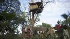Warga berdiri di dekat sebuah rumah pohon di desa Taik Kyi, Myanmar, 14 Januari 2016. Warga di desa ini terpaksa membuat rumah pohon untuk tempat berlindung dari kawanan gajah liar yang belakangan ini kerap menyerang desa Taik Kyi. (AFP PHOTO/Ye Aung THU)
