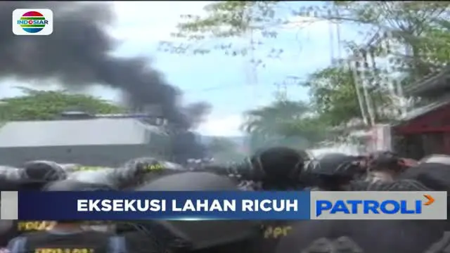 Tolak eksekusi tanah dan rumah, warga Luwuk Banggai, Sulawesi Tengah hadang petugas Pengadilan Negeri Luwuk dengan melemparkan batu.