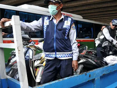 Petugas Dinas Perhubungan DKI Jakarta melakukan razia parkir liar di kawasan Tanah Abang, Jakarta, Rabu (3/6/2015). Meski sudah disosialisasikan, kenyataannya masih banyak orang yang tak menghiraukan peraturan tersebut. (Liputan6.com/Johan Tallo)