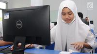 Seorang siswi SMA 12 Cilenggang melihat kartu pesertanya saat mengikuti UNBK di Serpong, Senin (9/4). UNBK sekolah menengah atas (SMA) dan madrasah aliyah (MA) berlangsung dari 9-12 April 2018. (Merdeka.com/Arie Basuki)