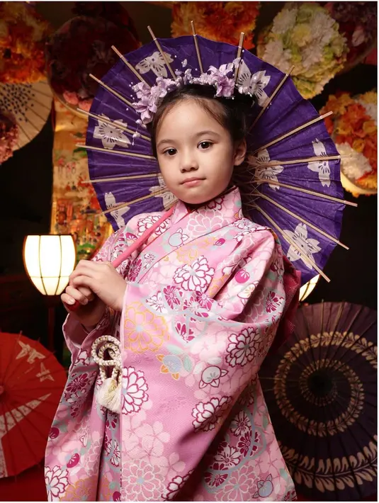 Gempi, mengenakan kimono berwarna pink. Ia berpose memakai payung ungu, cantik ya. (Foto: Instagram/@gadiiing)