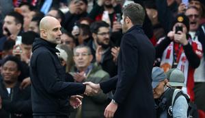 Manajer Manchester City, Pep Guardiola (kiri), berjabat tangan dengan pelatih interim Manchester United, Michael Carrick, seusai pertandingan Liga Inggris di Old Trafford, Manchester, Sabtu (17/1/2026).  (Darren Staples / AFP)